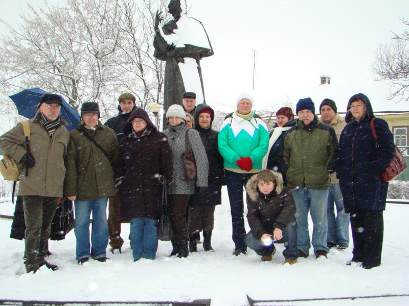 10. Nowogrdek - przed pomnikiem A. Mickiewicza - fot. J. Gawowski.jpg